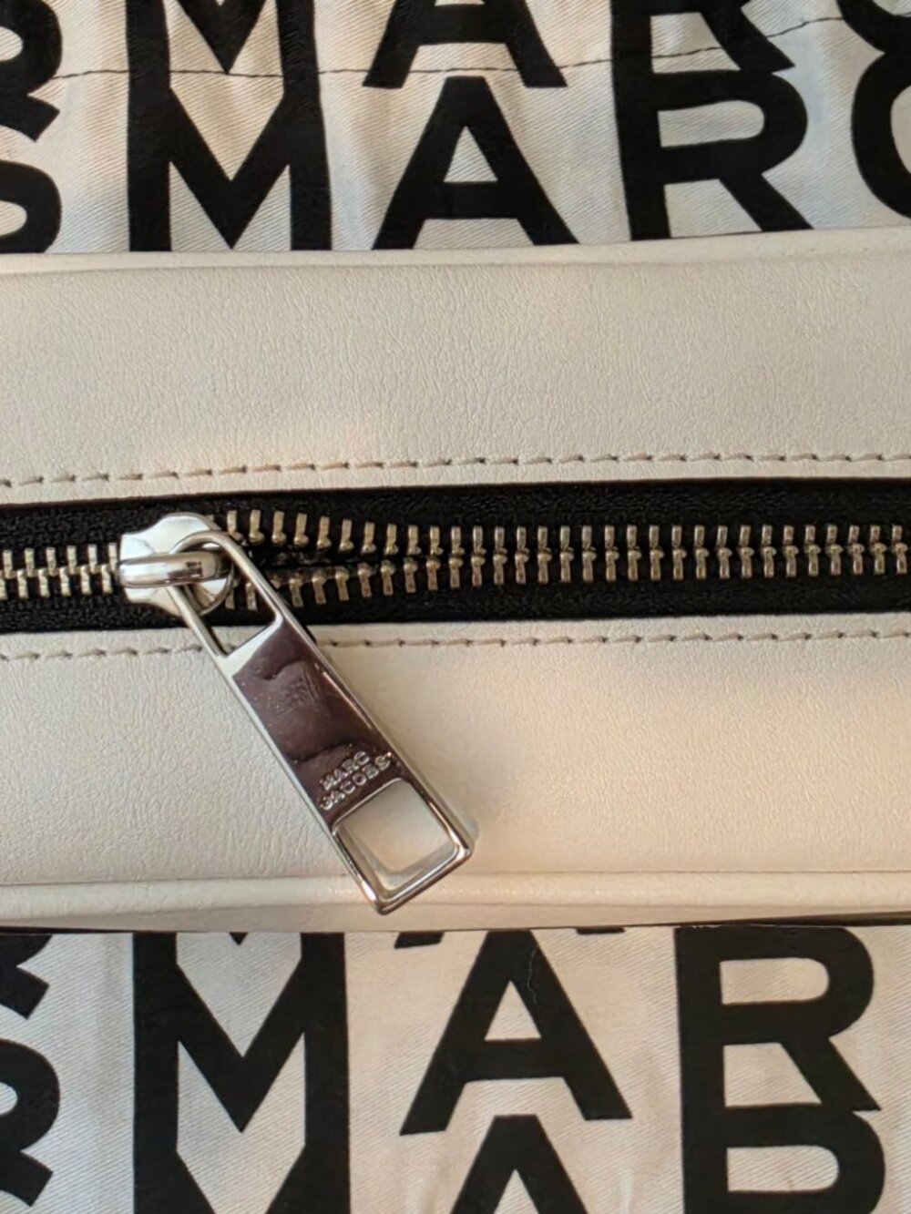Marc Jacobs Vitamin (Pill) Camera Bag w/ Wallet & Keychain - Picture 6 of 14